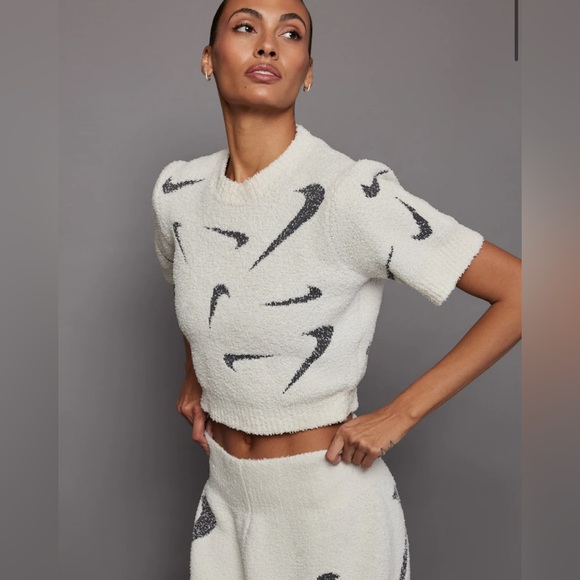 Nike Sweaters - Nike Women’s Phoenix Cozy Boucle Knit Logo Size M Crop Top Orewood Shirt